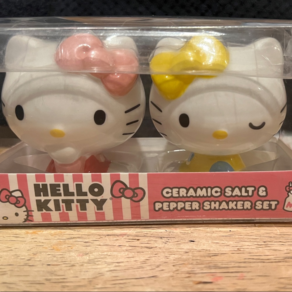 Hello Kitty Pink and Yellow Ceramic Shaker Set